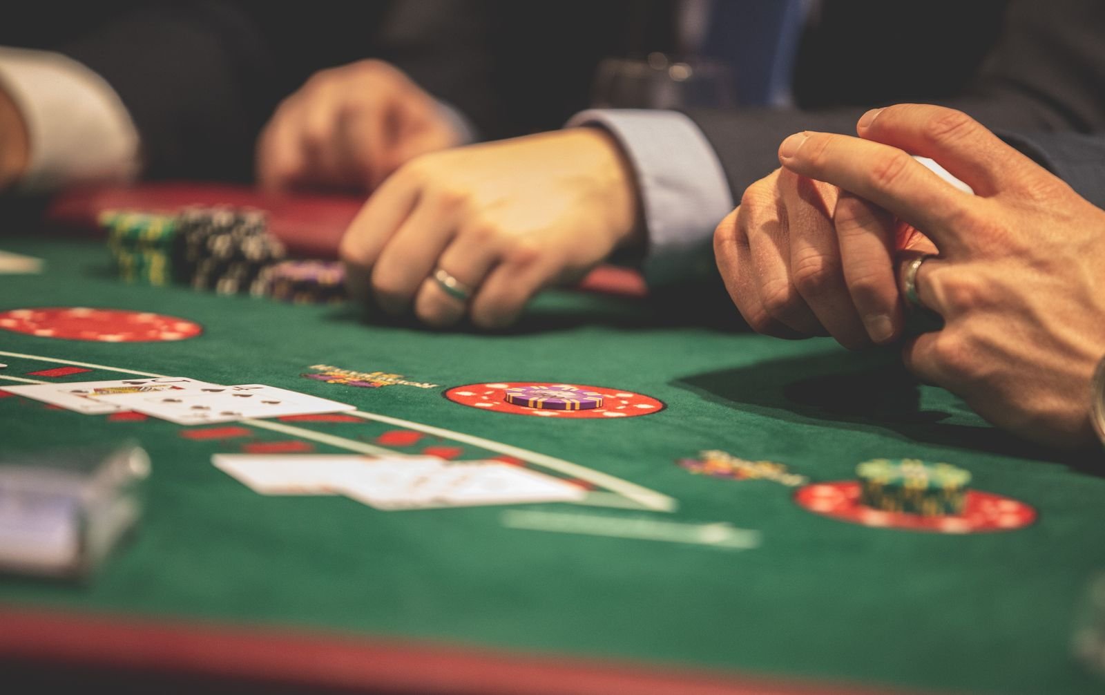 Mesa de cartas en el salón presencial